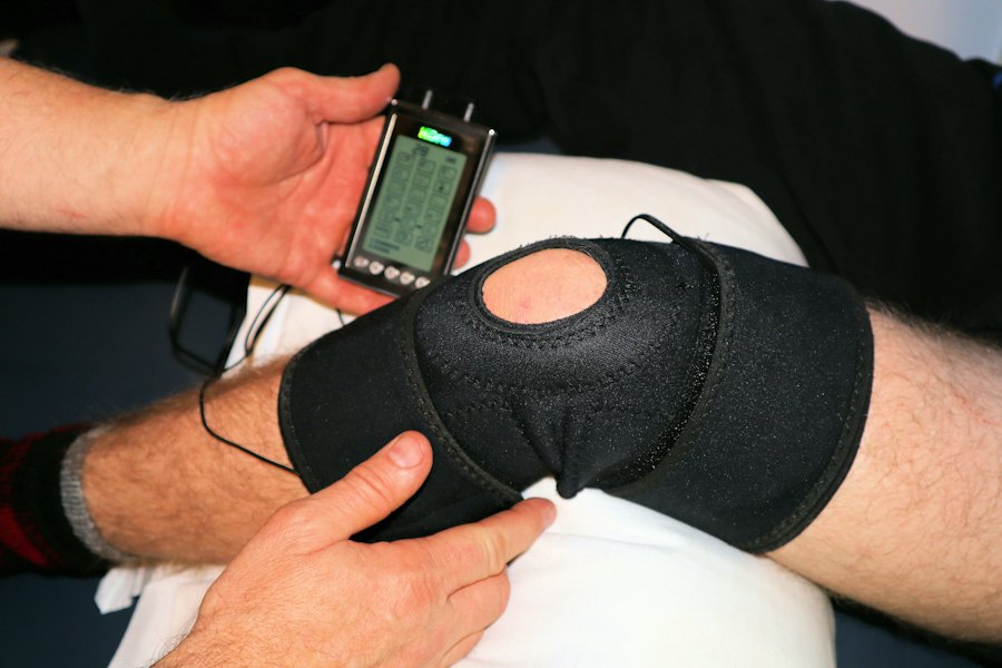 Kniebandage mit angeschlossenem Reizstromgerät